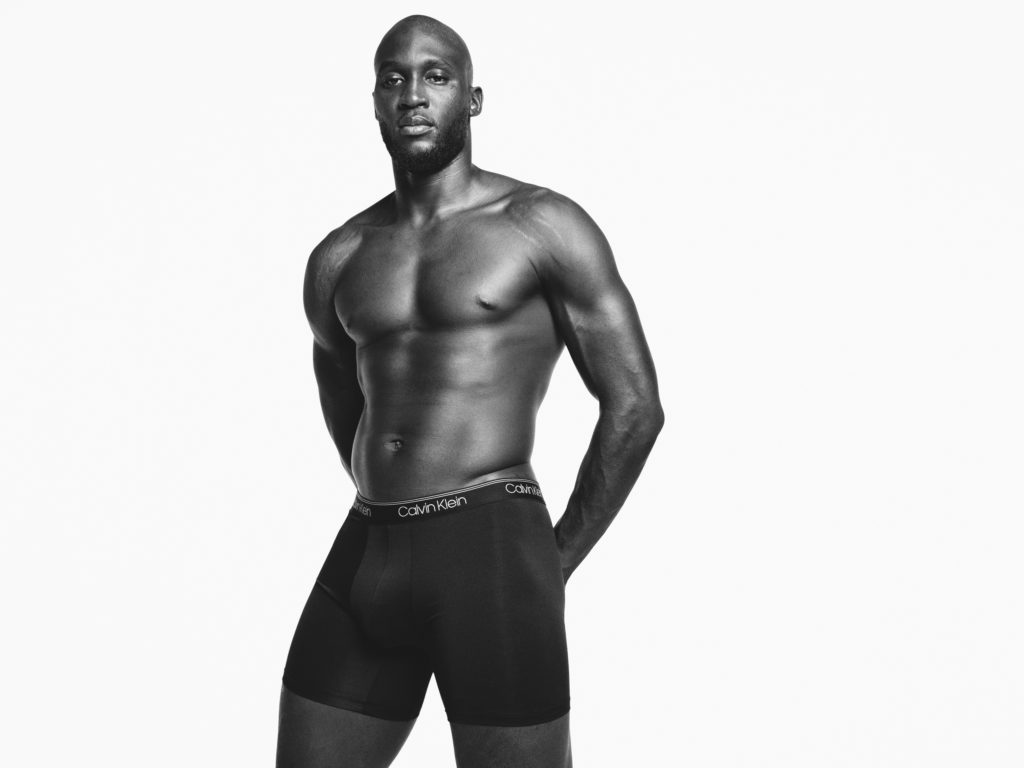 Calvin Klein apresenta a campanha de Underwear Calvins ou nada