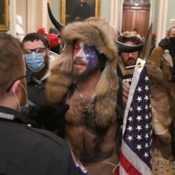 Manifestantes incitados por Trump invadem o Capitólio