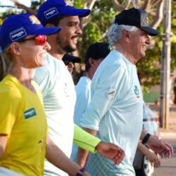 Ronaldo Caiado recebe atletas na chegada da 29ª Caminhada Ecológica em Aruanã