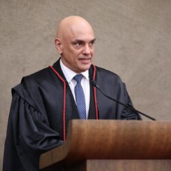 Alexandre de Moraes toma posse como presidente do TSE