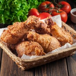 Frango frito perfeito? Veja dicas de como deixar a ave suculenta e crocante ao mesmo tempo 