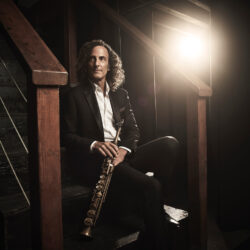 Kenny G retorna ao Brasil depois de 15 anos com sua turnê mundial