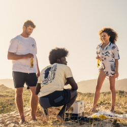 Em collab com a Birden, Cerveja Corona lança linha de roupas e acessórios inspirada no sol 