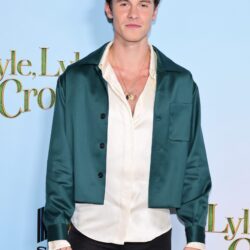 Shawn Mendes veste conjunto personalizado e sustentável de Tommy Hilfiger durante a premiere “Lyle, Lyle, Crocodile”