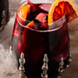 Drink de Halloween: Sangria espanhola com vinho inspirado em lenda de lobo