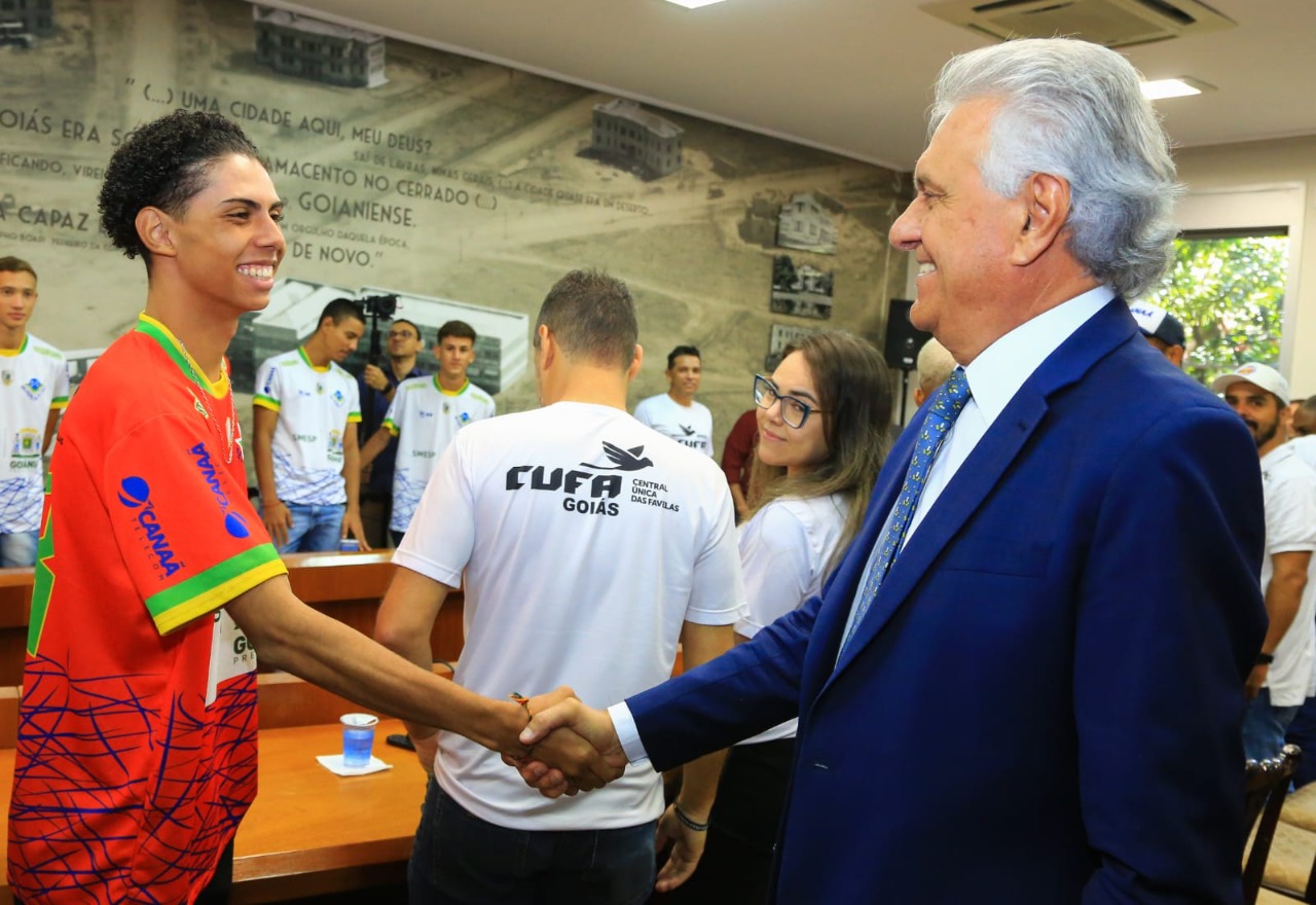 No momento, você está visualizando Governador recebe seleção goiana que vai à final da Taça das Favelas