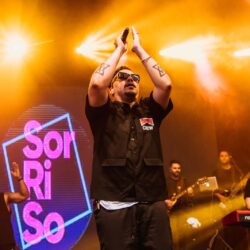 Famosos curtem final da Copa no Village Betano com show de Sorriso Maroto