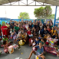 Crianças recebem presentes na creche mantida pela GSA Alimentos