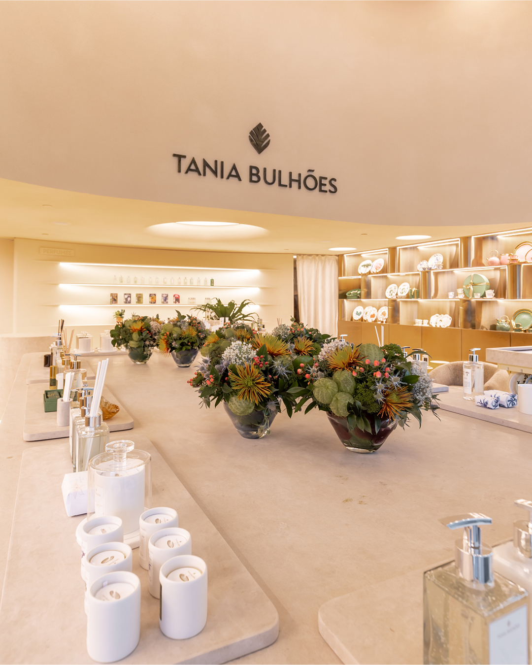 Você está visualizando atualmente Flamboyant exibe boutique de perfumaria Tania Bulhões, a primeira da marca no país