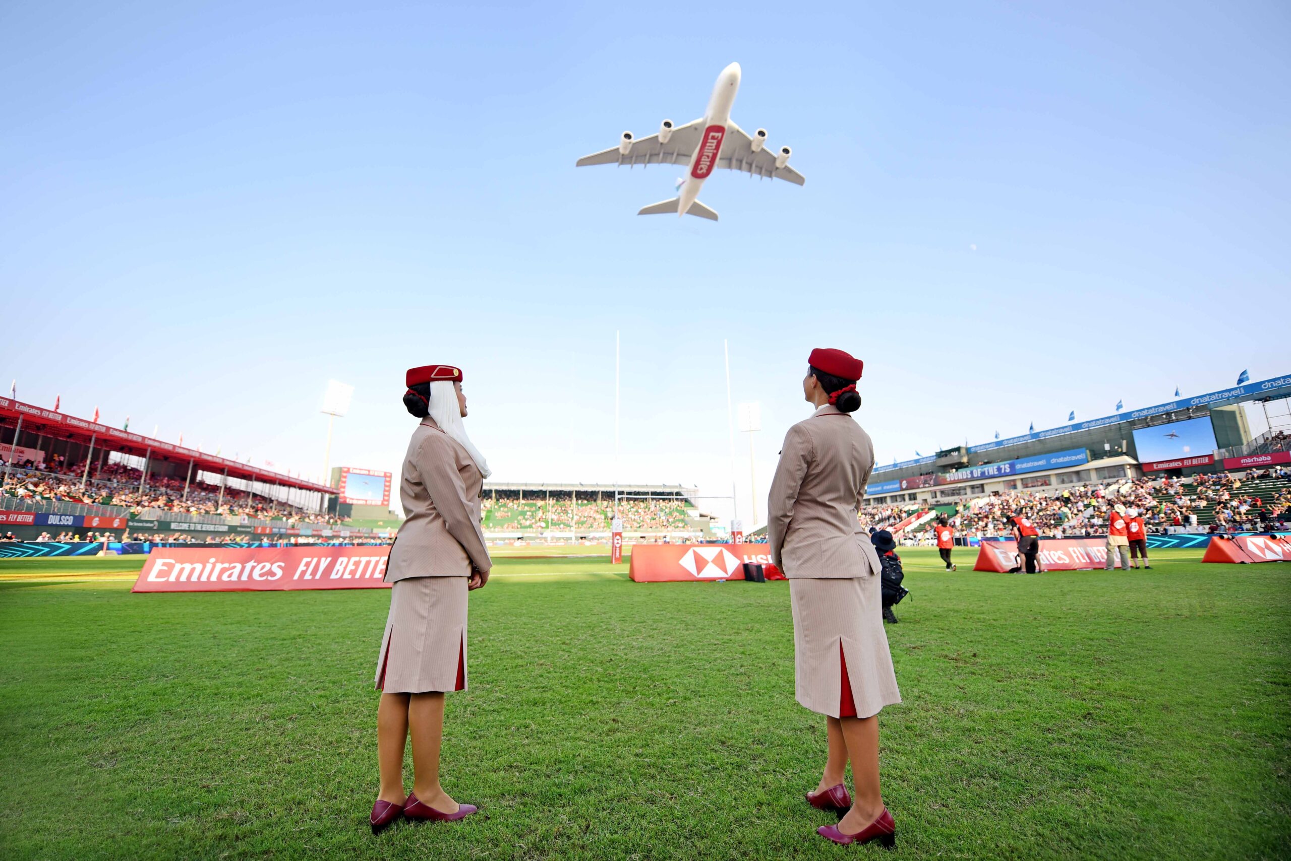 Você está visualizando atualmente Emirates realiza sobrevoo duplo sobre o estádio com o maior festival anual de esportes e entretenimento dos Emirados Árabes Unidos