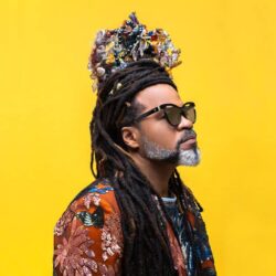 Como parte das comemorações de 60 anos, Carlinhos Brown lança coleção exclusiva em parceria com a Papel Craft