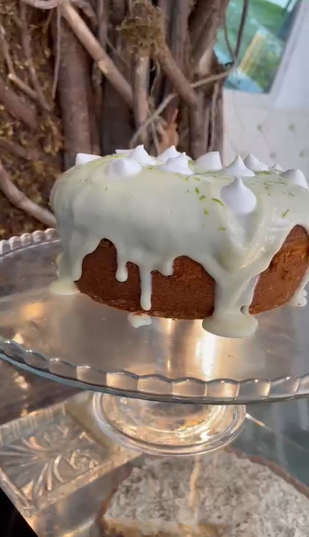 Você está visualizando atualmente Confeitaria com cozinha show e decoração inspirada em ‘Alice no País das Maravilhas’ é inaugurada no Metropolitan Mall