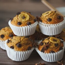 A nutricionista do Oba Hortifruti, Renata Guirau, dá uma receita  de Mufin para o lanches das crianças na escola