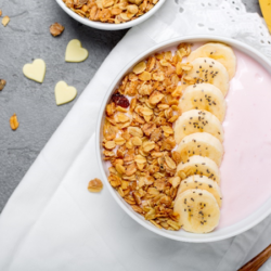 Sobremesa refrescante e de três ingredientes? Aprenda o creme de banana com granola do Divino Fogão