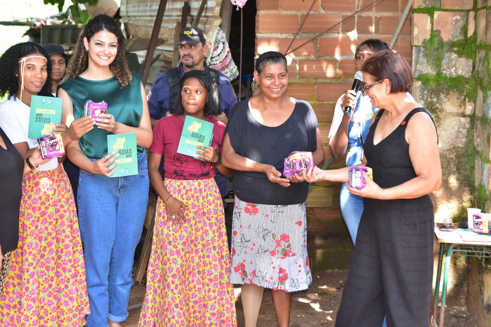 No momento, você está visualizando Governo de Goiás entrega absorventes para meninas e mulheres de comunidade quilombola