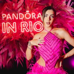 Jade Picon e time marcam presença no camarote da Pandora, na Sapucaí