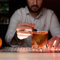 Zimbro Cocktails & Co marca presença na mostra “O amor, a Morte e as Paixões”