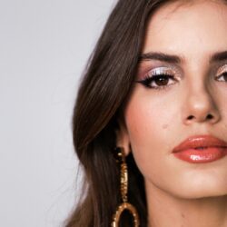 Em parceria com Eudora, Camila Queiroz marca presença no Camarote N1, na Sapucaí