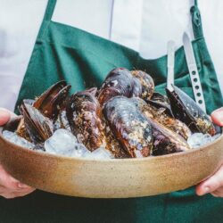 Restaurante Terraço Jardins celebra a gastronomia caiçara e promove ação social com foco no litoral paulista