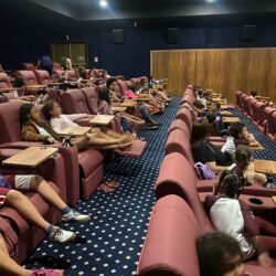 Projeto social leva crianças e adolescentes ao cinema, com entrada gratuita