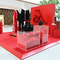 JK Iguatemi recebe pop-up inédita da Ferragamo e uma intervenção de marca nas escadas rolantes, apresentando o novo logo