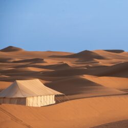 Você já sonhou em dormir no meio do Deserto do Saara?