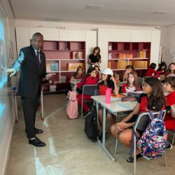 Embaixador do Quênia troca experiências culturais com alunos da Escola Canadense de Goiânia