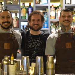 Kauê Txai e Renato Dias, bartenders do Zimbro Cocktails & Co., são semifinalistas do World Class Brasil 2023