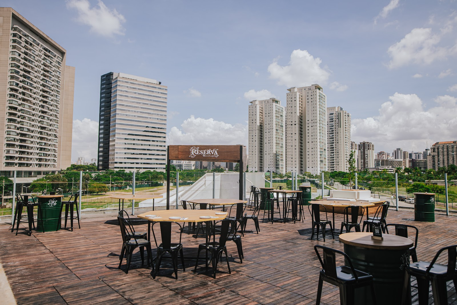 No momento, você está visualizando Reserva Rooftop oferece programação especial de Dia das Mães com apresentação de Thiago Arancam