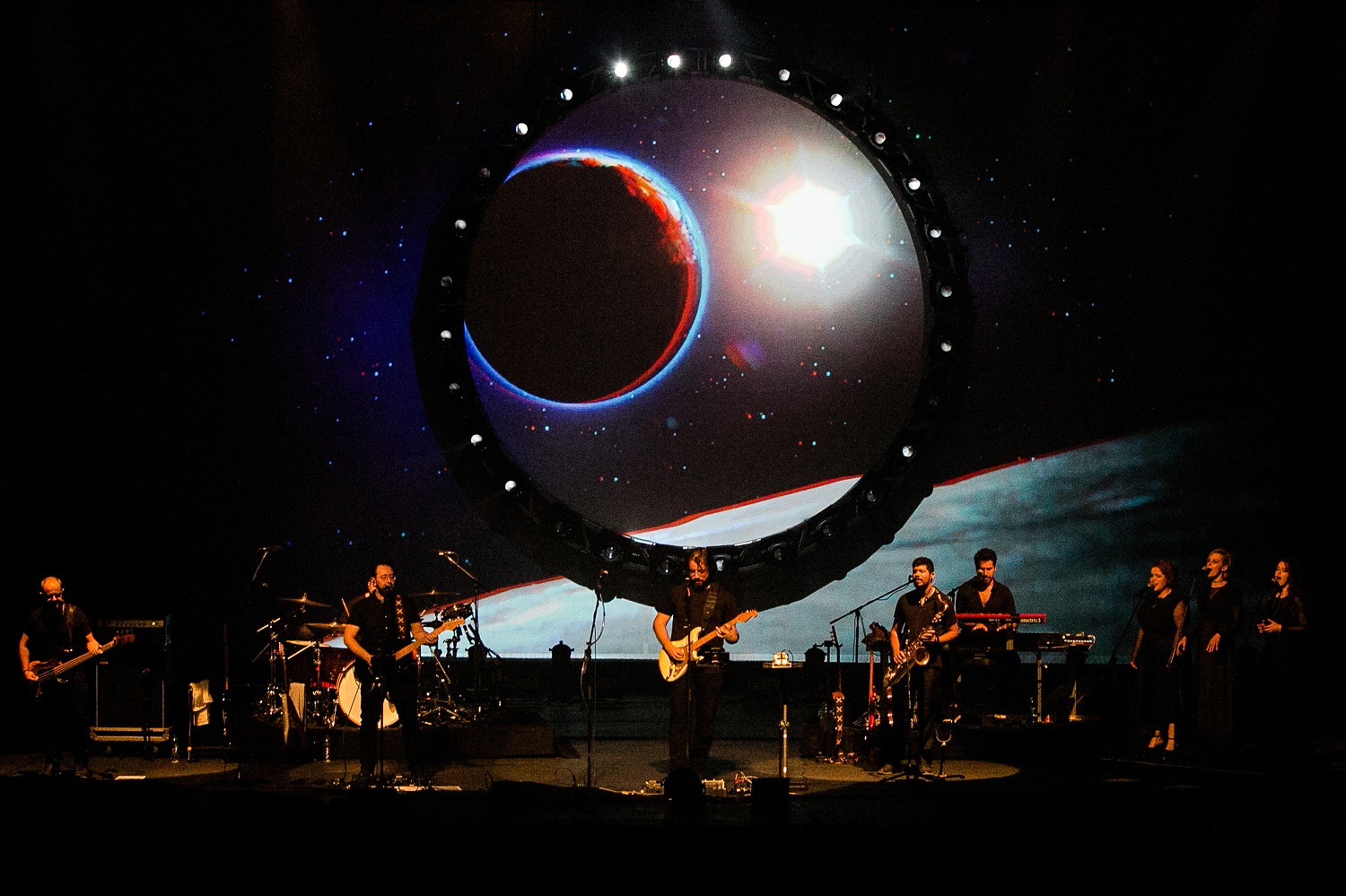 No momento, você está visualizando ATOM Pink Floyd apresenta em Goiânia a turnê “Eclipse”, celebrando 50 anos de “The Dark Side of the Moon”