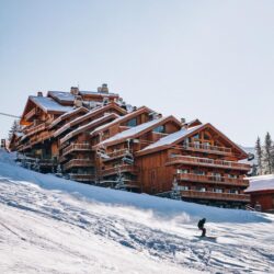 Le Coucou integrado às belas paisagens de Méribel na França