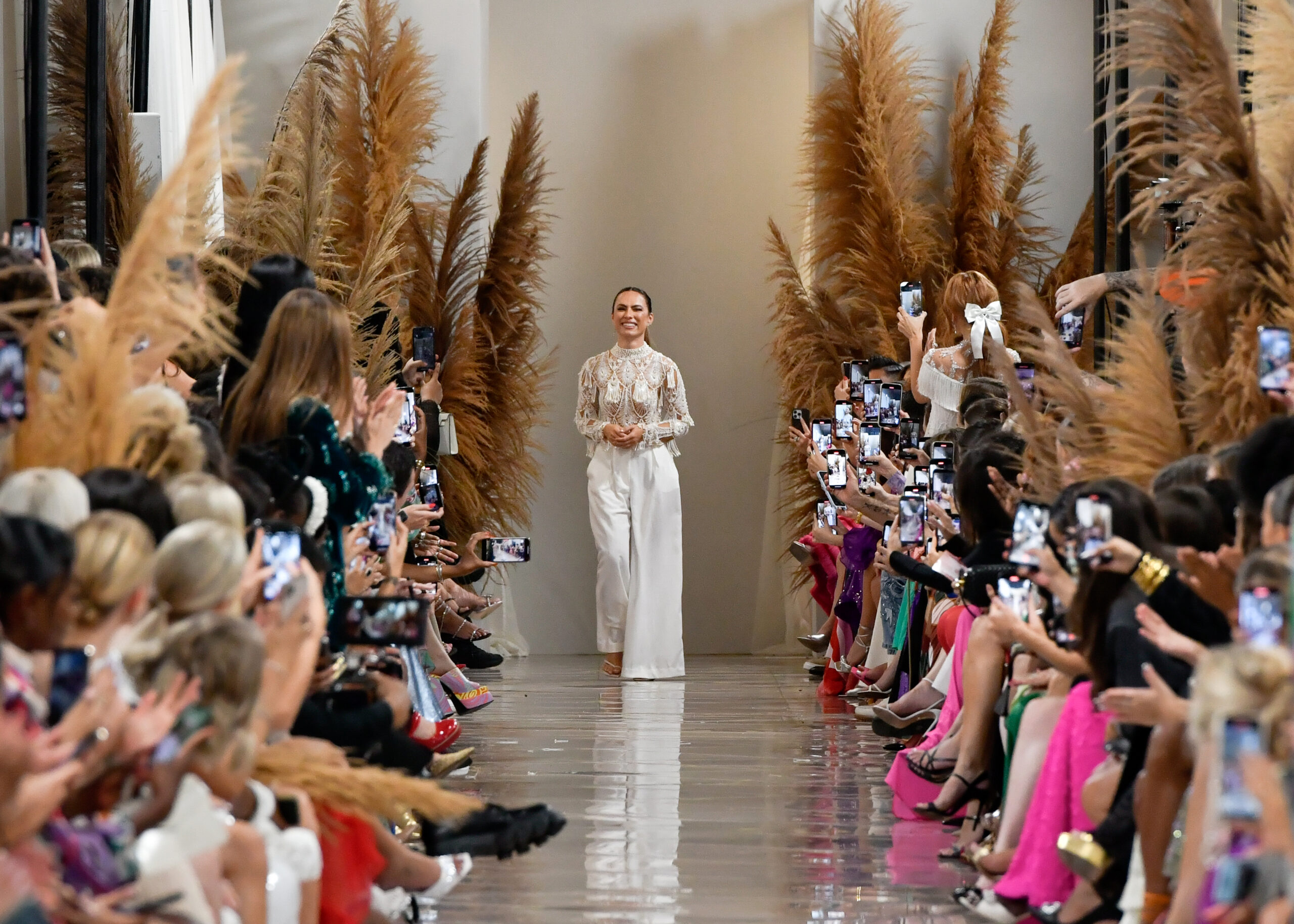 No momento, você está visualizando Luciana Gimenez, Bianca Andrade e outra celebridades prestigiam o desfile da brasileira PatBo neste sábado em NY