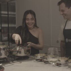 Alessandra Negrini na cozinha? Atriz recebe amigos e testa seus conhecimentos culinários