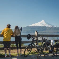 Vulcões e lagos são cenários de excursões de cicloturismo em Puerto Varas