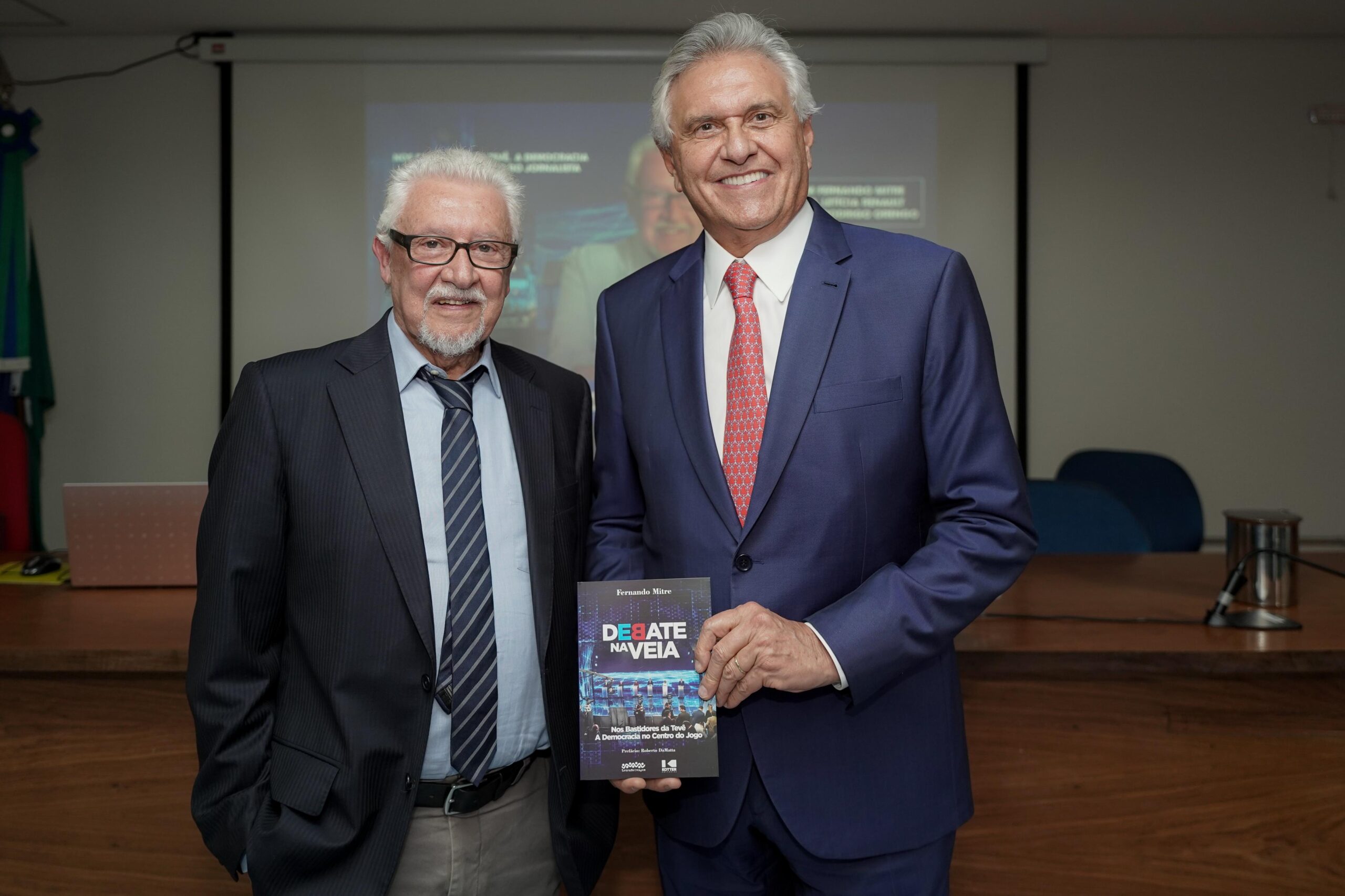 No momento, você está visualizando <em>Caiado relembra eleição presidencial de 1989 em lançamento de livro do jornalista Fernando Mitre</em>