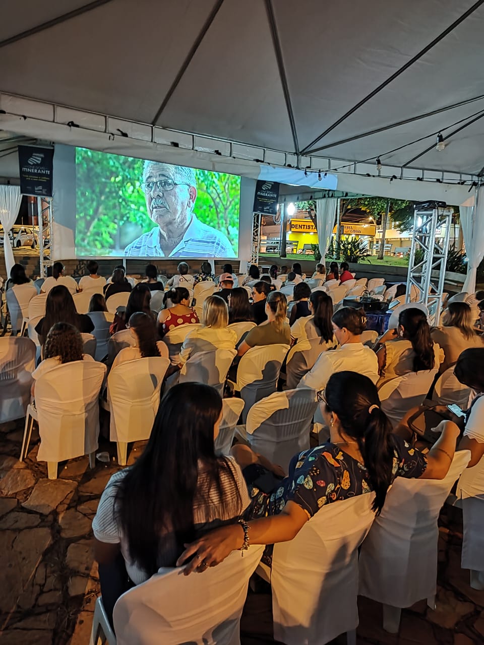 No momento, você está visualizando <em>Cine Goiás Itinerante encerra ano com edição especial do Natal na Praça</em>