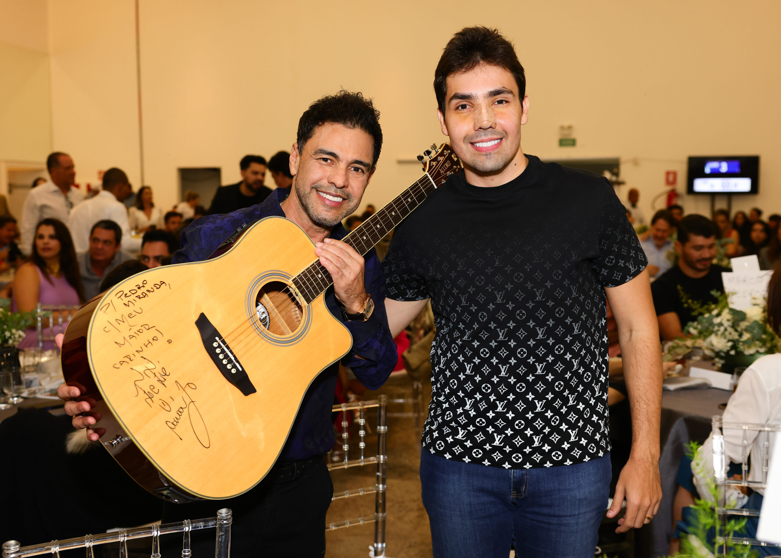 No momento, você está visualizando Violão autografado por Zezé Di Camargo é arrematado por R$90 mil em leilão solidário