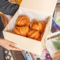 Para presentear e se deliciar, Rosewood São Paulo lança caixa de croissants to go