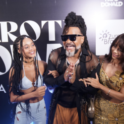 Carlinhos Brown marca presença no Camarote Brown by Licia Fabio, recebe homenagens e canta com as Timbaladies