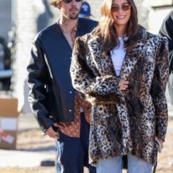 Hailey Bieber usa Saint Laurent em Super Bowl LVIII