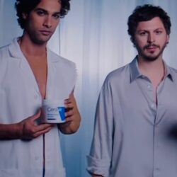 Michael Cera grava comercial de marca de beleza em NY e contracena com o ator brasileiro Pablo Morais