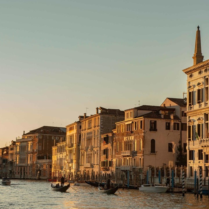 Você está visualizando atualmente Construído no século 16, o  Hotel Aman Venice é um Cenário Romântico