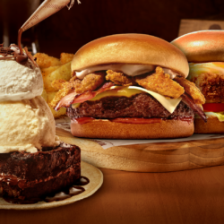 Outback apresenta hambúrgueres inéditos feitos de 100% picanha e 100% de sua clássica costela, além de uma versão do brownie com Nutella
