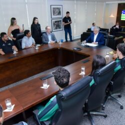 Governador Ronaldo Caiado recebeu equipes que irão ao Mundial de Karatê, em Malta, e ao Panamericano de Taekwondo, no Rio de Janeiro