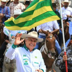 Caiado valoriza tradição e participa de desfile de muladeiros em Goiânia