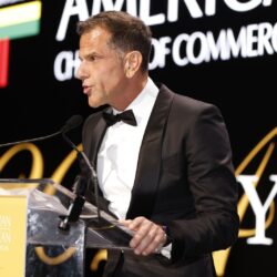 Alexandre Birman é premiado “Person of the Year” em Nova York e reafirma seu compromisso com a reconstrução do Rio Grande do Sul