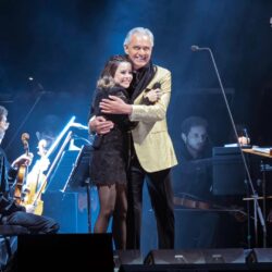 Sandy aposta em vestido da marca nacional Martha Medeiros para cantar ao lado de Andrea Bocelli