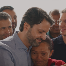 Alexandre Baldy felicita família durante sorteio de 129 casas a custo zero