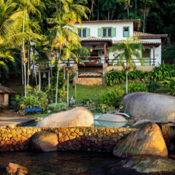 Férias de julho: casas de praia em Paraty são ideais para relaxar em meio à natureza