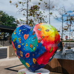 Flamboyant Shopping Celebra Mês do Amor com Exposição de Esculturas